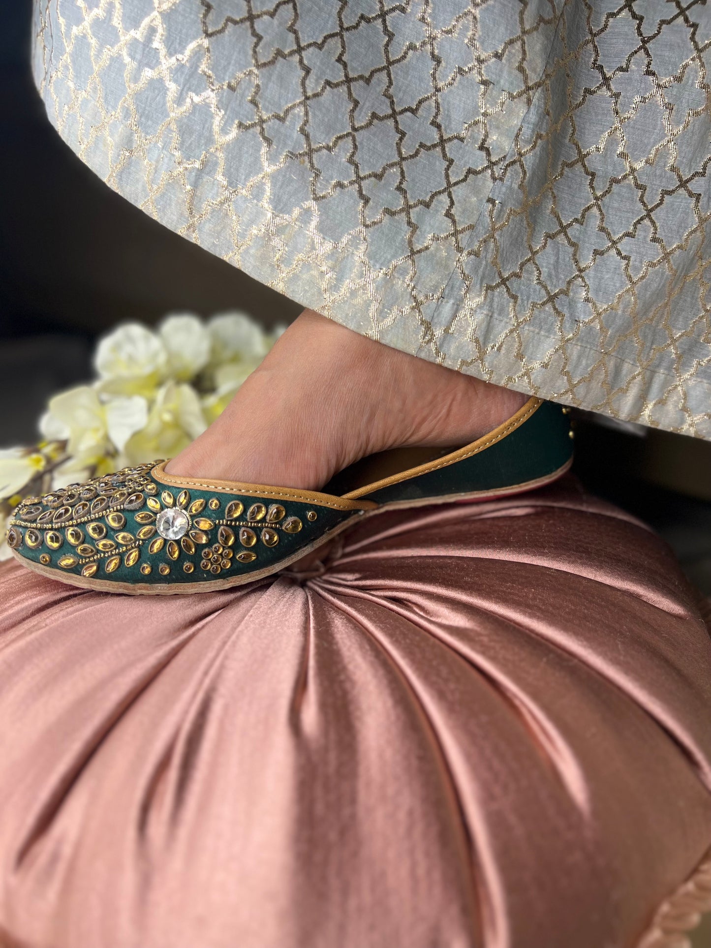 Emerald Glam Kundan-Work Juttis