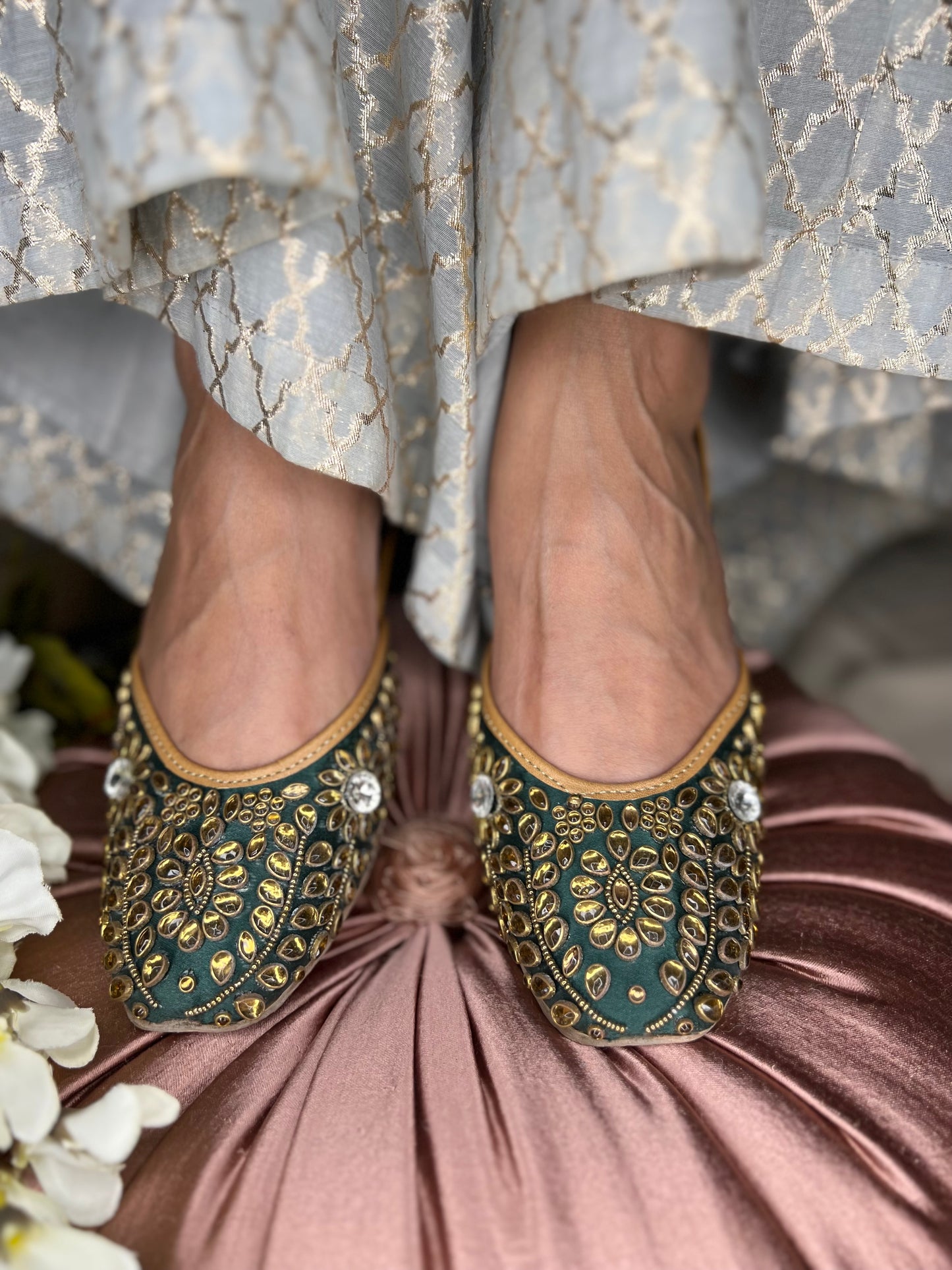 Emerald Glam Kundan-Work Juttis