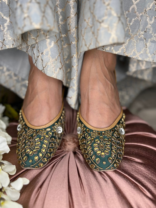 Emerald Glam Kundan-Work Juttis