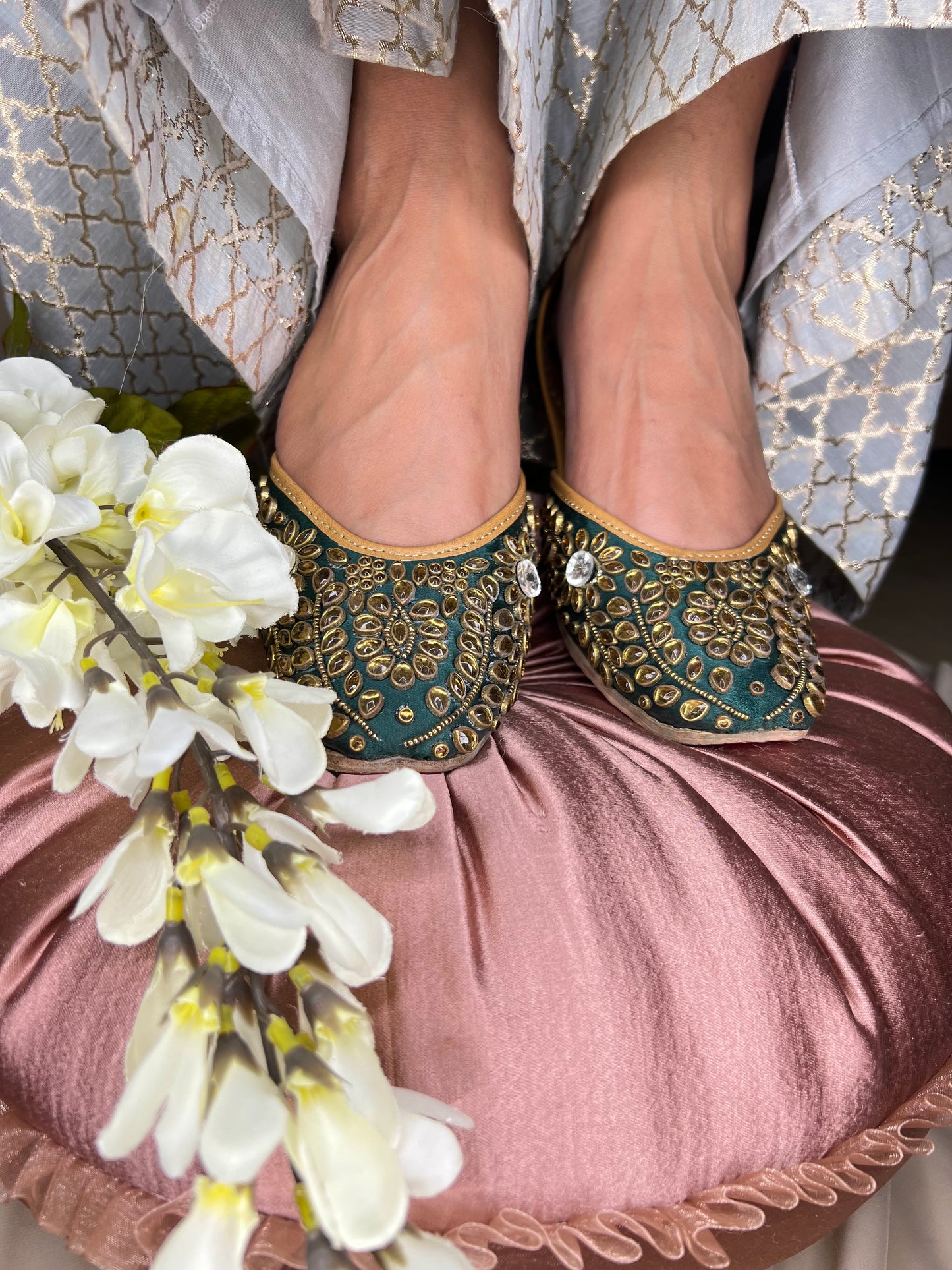 Emerald Glam Kundan-Work Juttis