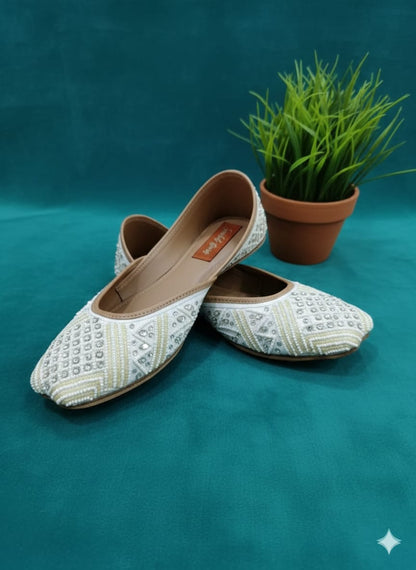 Ivory Pearl Heritage Juttis